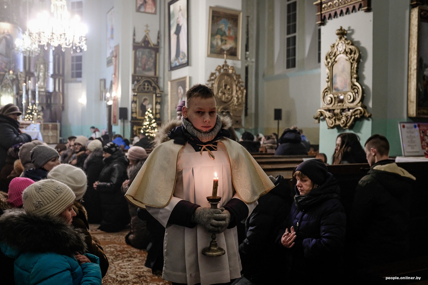 Почему католики празднуют рождество. 25 Декабря у католиков. Католическое Рождественское богослужение. Католическая Рождественская служба. Католики отмечают Рождество.