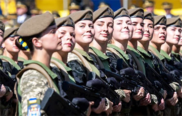 «Уверена, что буду классно стрелять»: как украинки становятся на воинский учет