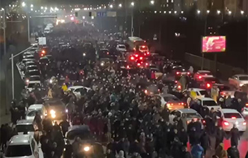 В Казахстане тысячи протестующих вышли на центральные площади городов