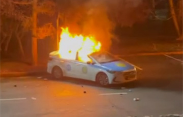 В Алматы горят полицейские автомобили: один взорвался