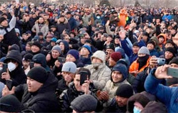После продолжавшихся всю ночь массовых протестов правительство Казахстана ушло в отставку