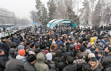 «Народ устал от роста цен: на хлеб, бензин!»