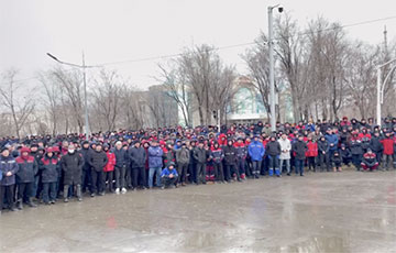 В казахстанском Жанаозене протестующие требуют отставки режима и возвращения Конституции 1993 года