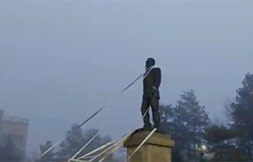 В Талдыкоргане протестующие сносят памятник Назарбаеву: видео