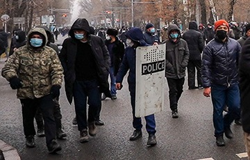 РИА «Новости»: Под Алматой идет упорный бой между восставшими и десантниками