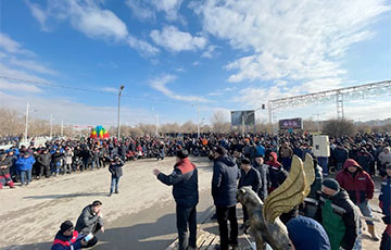 Жители Казахстана продолжают выходить на массовые митинги в центр своих городов