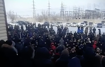 В Жезказгане шахтеры и жители митингуют второй день у здания городского акимата