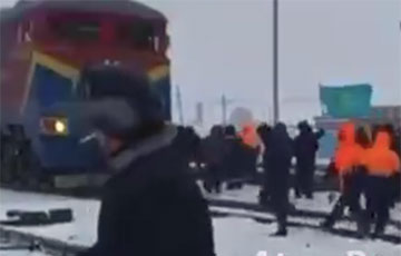 Протестующие в Казахстане перекрыли железную дорогу