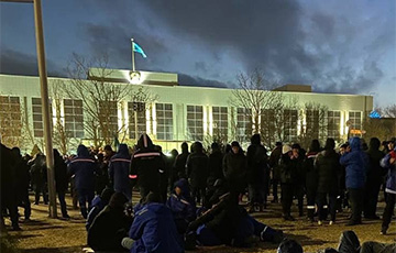 Тысячи протестующих вышли в центр города Жанаозена