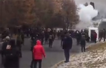 З'явіліся новыя кадры супрацьстаяння сілавікоў і паўстанцаў у Алматы.