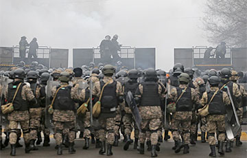 В Казахстане силовики бросили свою амуницию и оружие, убегая от протестующих