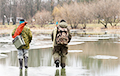 Двое рыбаков решили выйти на лед Солигорского водохранилища