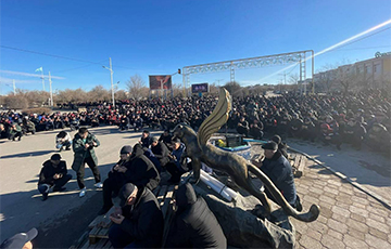 Протестующие в Жанаозене решили оставаться на площади до полной смены власти