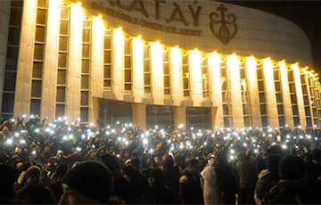 «Разрозненные группы демонстрантов превратились в бесконечный поток, постоянно скандирующий «Шал кет!»