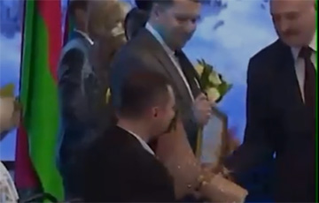 Как Лукашенко вручал цветы человеку без рук