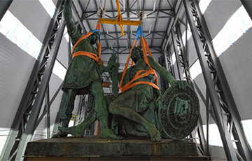 Памятник Минину и Пожарскому демонтировали на Красной площади в Москве