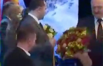 Lenta.ru: Лукашенко попытался подарить цветы мужчине и попал в идиотскую ситуацию