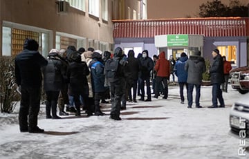 В Минске по пять дней стоят на улице в очереди за дешевыми квартирами