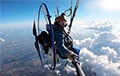 Американец взлетел более чем на 5 километров в небо на парашюте с пропеллером