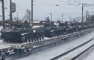 В Беларусь прибывают российские боевые машины