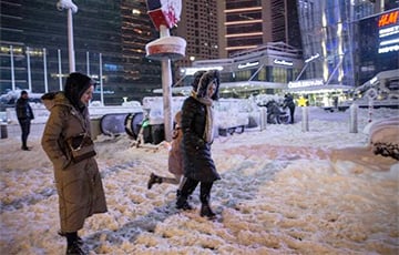 Стамбул засыпало снегом: аэропорт закрыт, дороги заблокированы