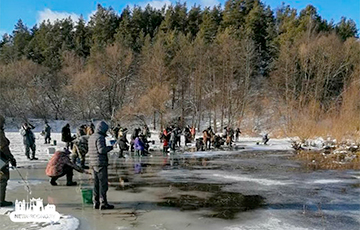 Толпы «рыбаков» вышли на лед на Немане и выгребают рыбу руками