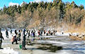 Толпы «рыбаков» вышли на лед на Немане и выгребают рыбу руками