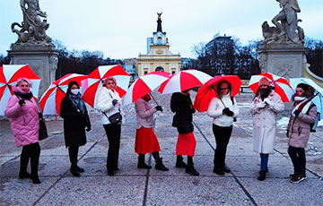 Белоруски Белостока вышли на улицы с бело-красно-белыми зонтами
