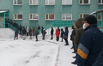 Белорус об огромных очередях к терапевтам: Приехал к 9 утра - стояло уже человек 30