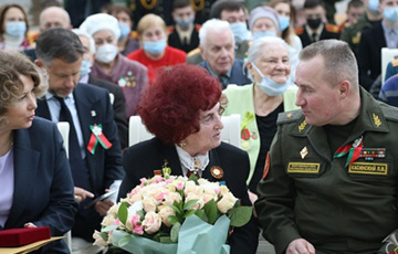 Лукашисты на фоне вспышки «омикрона» согнали ветеранов в музей ВОВ