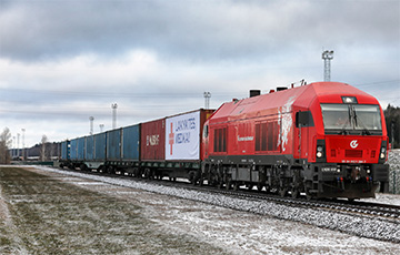 Грузовой поезд из Беларуси сошел с рельсов в Казахстане