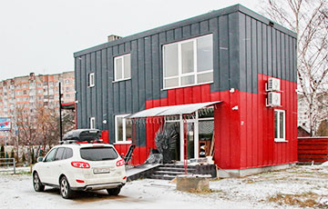 Как семья из Бреста превратила сгоревшую «избушку» в необычный коттедж