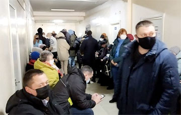 Жители Борисова ждут приема к врачу в гигантских очередях по 6-7 часов
