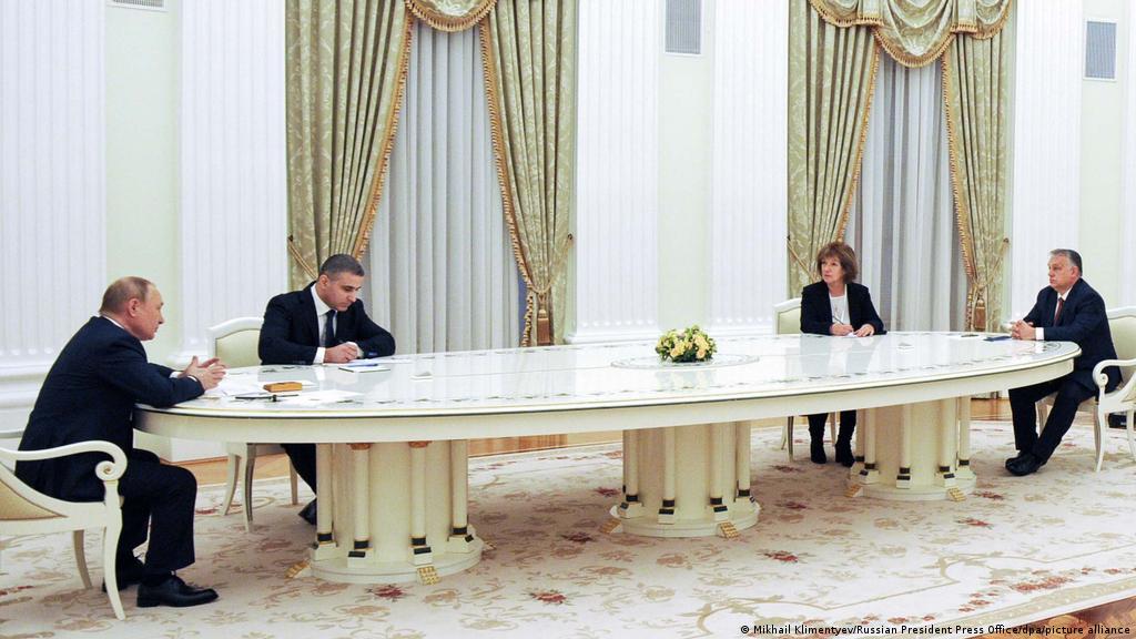 Путин и длинный стол