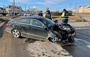 В Минске пьяная женщина на Mercedes устроила аварию и скрылась с места ДТП
