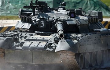 Российский танк дулом пушки сбил своих пехотинцев, сидящих на броне БМП