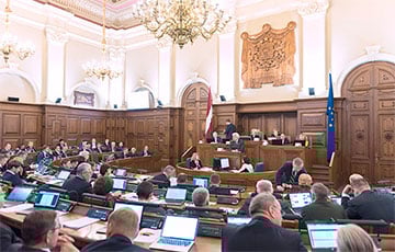 Сойм Латвіі забараніў частцы супрацоўнікаў дзяржкіравання выезд у Беларусь