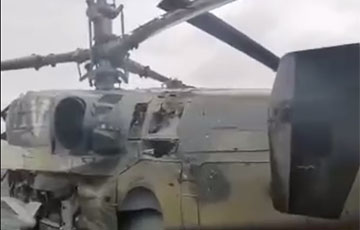 Подбитый вертолет российских оккупантов Ка-52 «Аллигатор» показали крупным планом