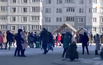 Белорусы в центре Минска скандируют «Нет войне!»