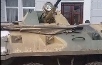 Berdyansk Brave Residents Sang the Ukrainian Anthem Near Russian APC