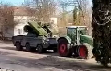 Видеофакт: Украинец буксирует на тракторе захваченный у агрессора ЗРК «Оса»