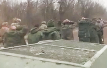 Украинские военные гонят колонну пленных российских оккупантов под Харьковом