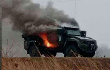Украинские военные подожгли современный российский бронеавтомобиль «Тайфун-4х4»