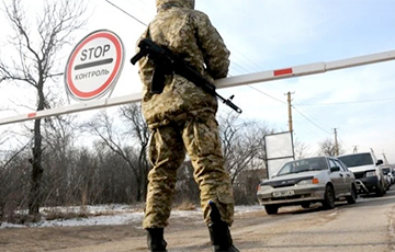 Российские оккупанты убили под Киевом мужчину, который вышел из машины и поднял руки
