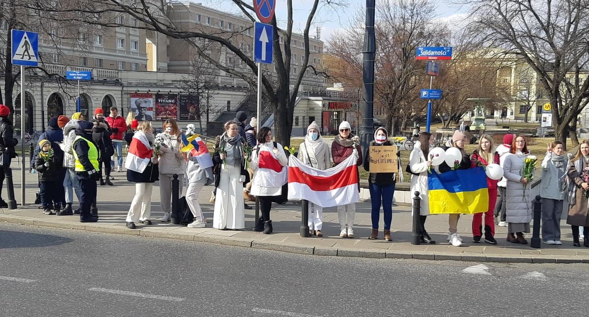 Поляк встретил. Белорусы и поляки. Украинцы в Варшаве. Белорусы в поддержку Украины. Украинцы в Германии.