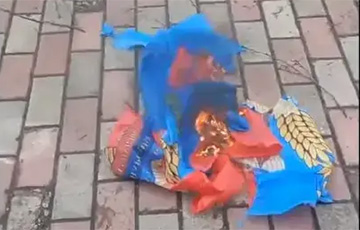 Жыхары Данбаса паляць сцягі «ЛДНР» і вяртаюць сцягі Украіны