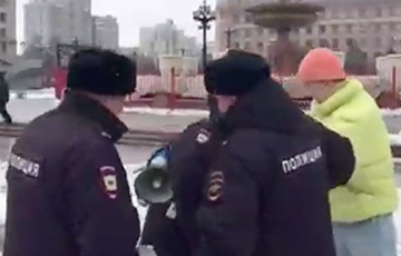 Жители многих российских городов вышли на митинги против войны с Украиной