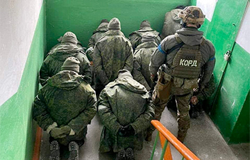 Защитники Мариуполя показали пленных российских оккупантов