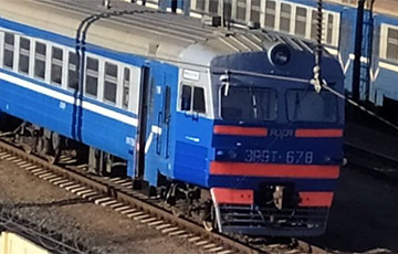В Беларуси закрашивают красно-зеленую символику на электропоездах