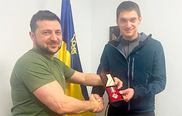 Зеленский вручил мэру Мелитополя орден За мужество